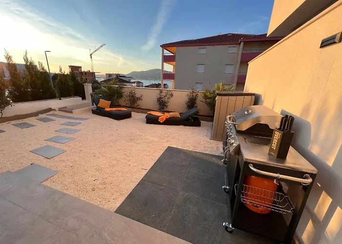 Sunshine Deluxe 80m2 With Pool, 50 M2 Garden Lounge And Outdoor Space Trogir