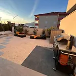 Sunshine Deluxe 80m2 With Pool, 50 M2 Garden Lounge And Outdoor Space Traù