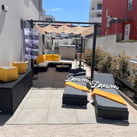 Sunshine Deluxe 80m2 With Pool, 50 M2 Garden Lounge And Outdoor Space