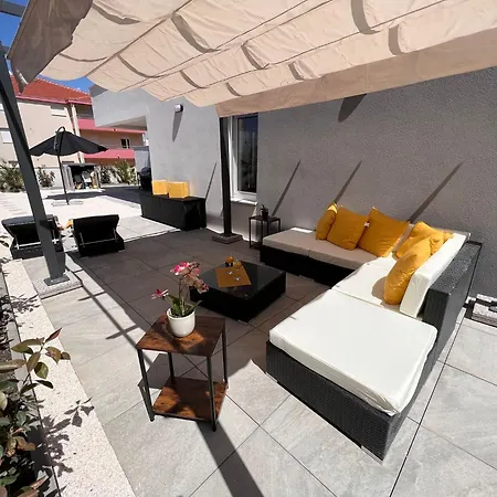 Sunshine Deluxe 80m2 With Pool, 50 M2 Garden Lounge And Outdoor Space 아파트 *