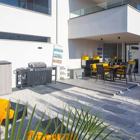 Sunshine Deluxe 80m2 With Pool, 50 M2 Garden Lounge And Outdoor Space 아파트 트로기르