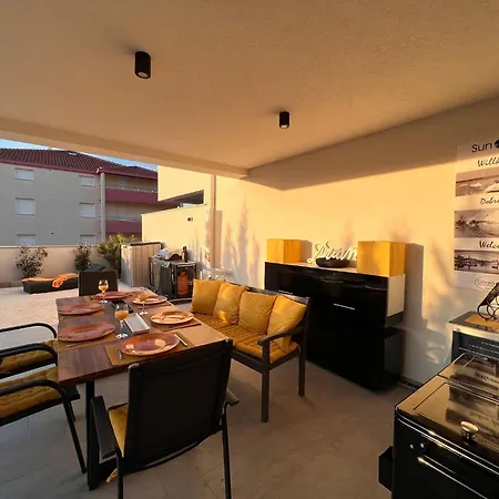 Sunshine Deluxe 80m2 With Pool, 50 M2 Garden Lounge And Outdoor Space شقة *