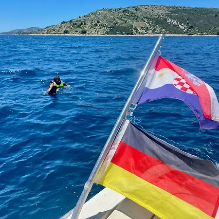 Sunshine Deluxe 80m2 With Pool, 50 M2 Garden Lounge And Outdoor Space شقة