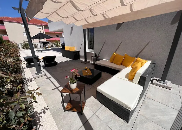 Sunshine Deluxe 80m2 With Pool, 50 M2 Garden Lounge And Outdoor Space Διαμέρισμα *
