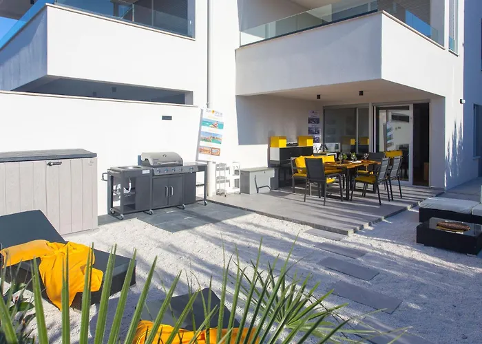 Sunshine Deluxe 80m2 With Pool, 50 M2 Garden Lounge And Outdoor Space Διαμέρισμα Τρογκίρ