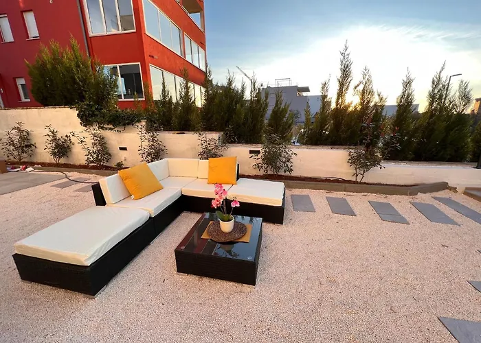 Sunshine Deluxe 80m2 With Pool, 50 M2 Garden Lounge And Outdoor Space Τρογκίρ